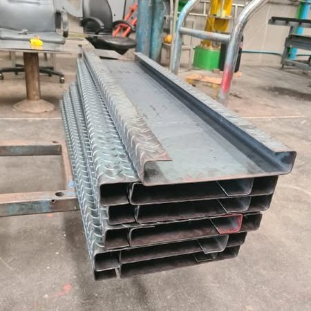 พับแผ่นเหล็กลาย